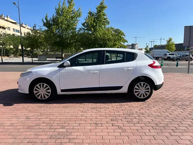 Usado Renault Mégane Dynamique 110 CV (80 kW) 2012 Blanco Berlina