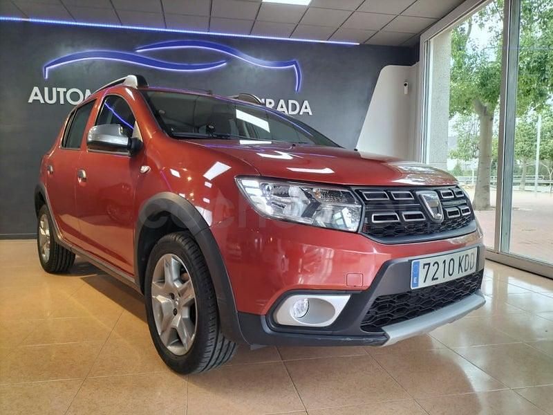 Usado Dacia Sandero Stepway 90 CV (66 kW) 2017 Granate Berlina