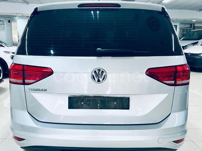 Usado VW Touran Advance 115 CV (84 kW) 2019 Gris / plata Monovolumen