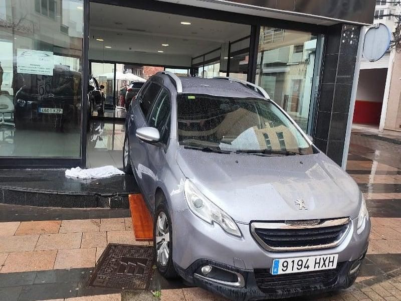 Usado Peugeot 2008 Active 82 CV (60 kW) 2014 Gris / plata SUV