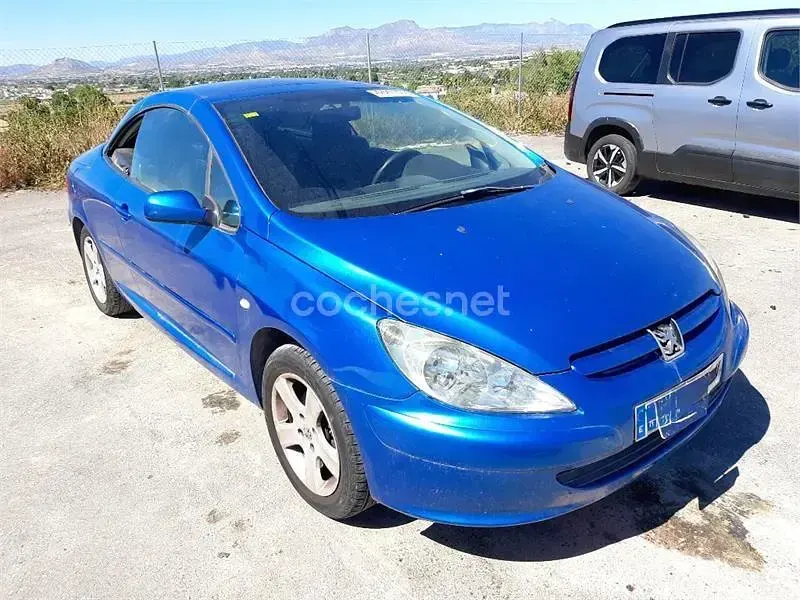 Usado Peugeot 307 CC 110 CV (80 kW) 2004 Azul Descapotable