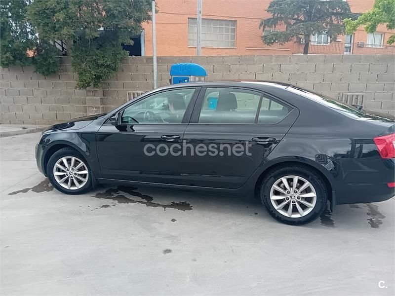 Negro Usado 2014 Skoda Octavia Elegance Berlina | 5800 € (Un poco caro) - Imagen 1/2