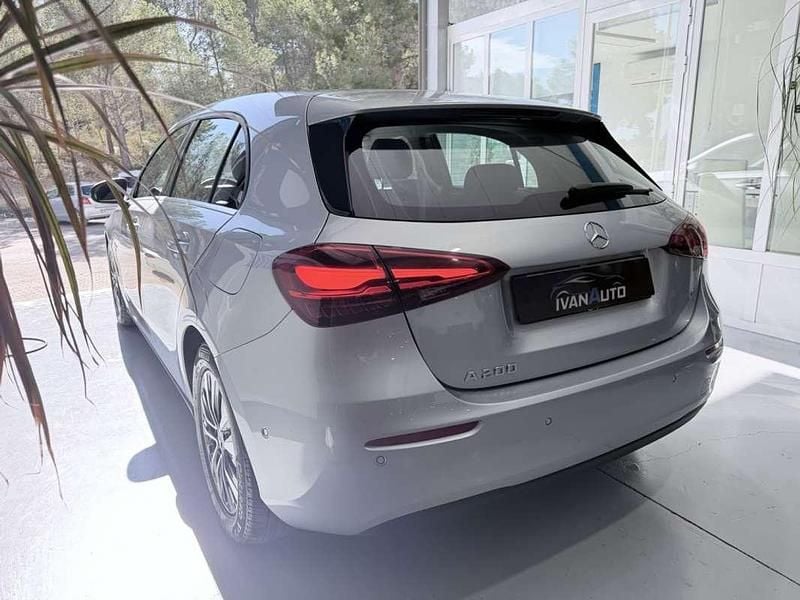 Usado Mercedes A200 Advanced 163 CV (119 kW) 2024 Plateado Utilitario