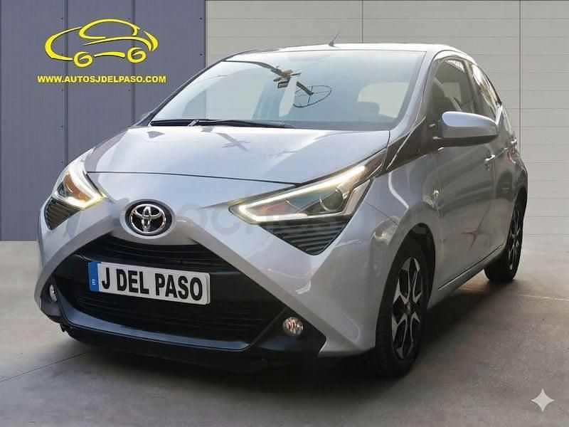 Usado Toyota Aygo X-play 72 CV (52 kW) 2020 Gris / plata Utilitario