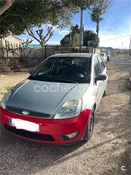 Usado Ford Fiesta Ghia 80 CV (58 kW) 2004 Gris / plata Utilitario