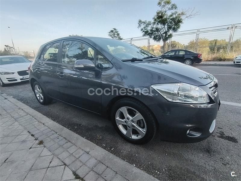 Usado Toyota Auris Active 90 CV (66 kW) 2011 Gris / plata Utilitario