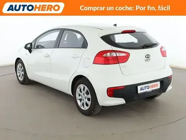 Usado Kia Rio 85 CV (62 kW) 2015 Blanco Berlina