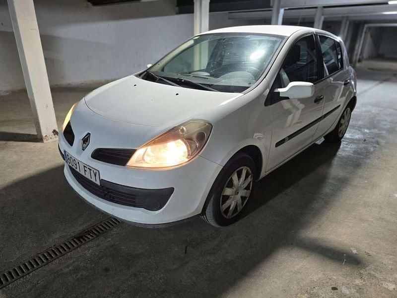Blanco Usado 2007 Renault Clio II Authentique Utilitario | 2200 € (Buen precio) - Imagen 1/4