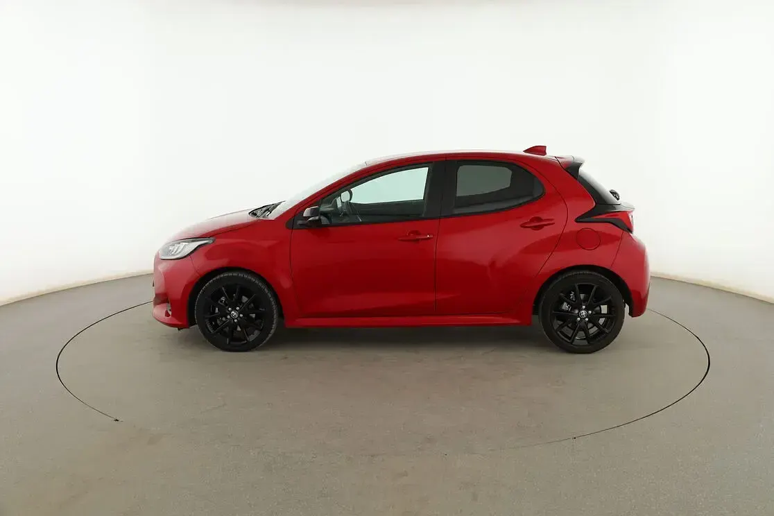 Usado Toyota Yaris Style 116 CV (85 kW) 2023 Rojo Utilitario