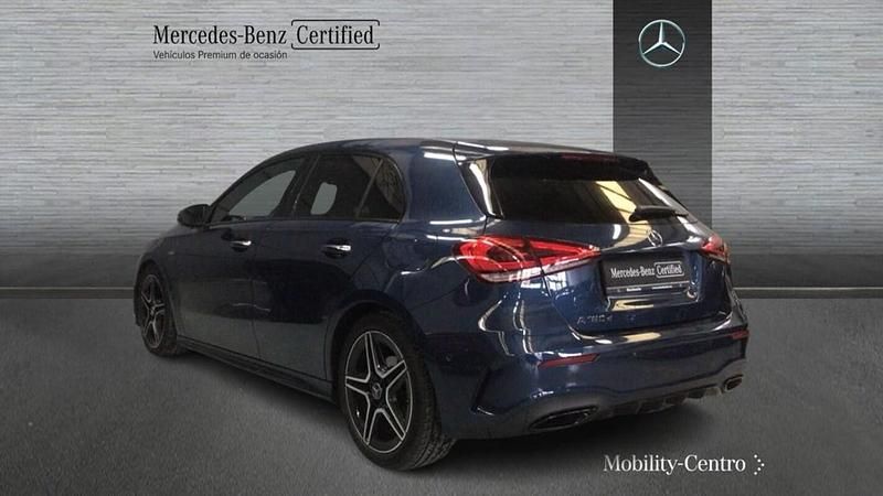 Usado Mercedes A180 AMG line 116 CV (85 kW) 2021 Denim blue  metallic paint Berlina