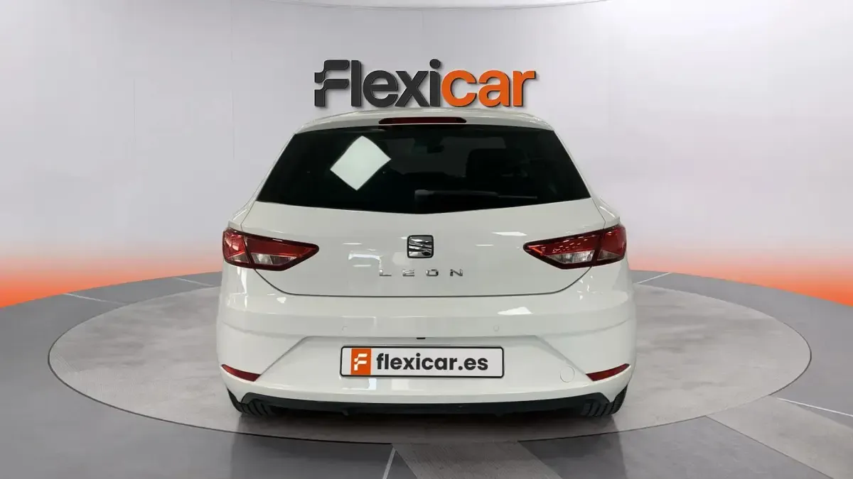 Usado Seat Leon Style 115 CV (84 kW) 2019 Blanco Berlina