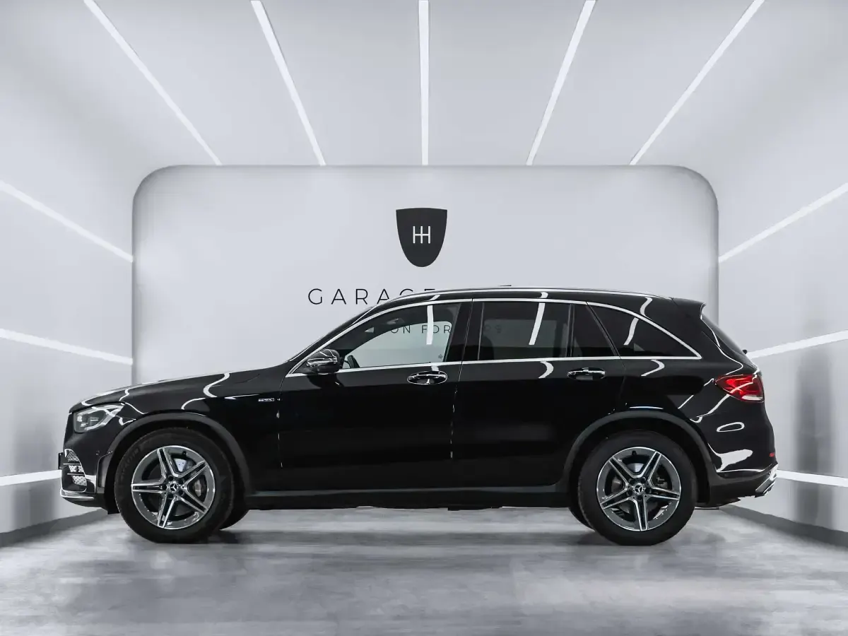 Käytetty Mercedes GLC300 AMG line 245 HP (180 kW) 2019 Musta Katumaasturi