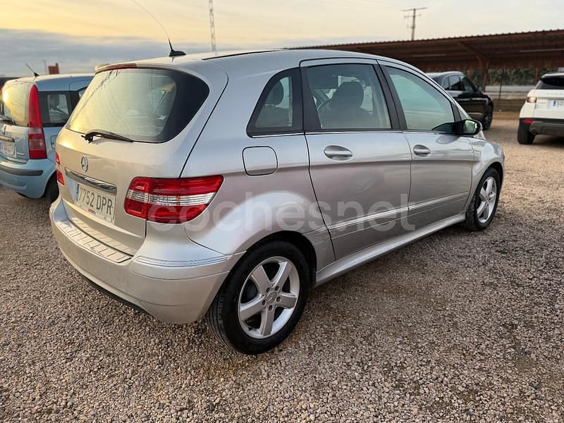 Usado Mercedes B200 140 CV (102 kW) 2005 Gris / plata Monovolumen