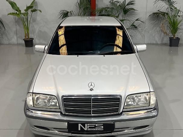 Usado Mercedes C180 Elegance 122 CV (89 kW) 1997 Gris / plata Berlina