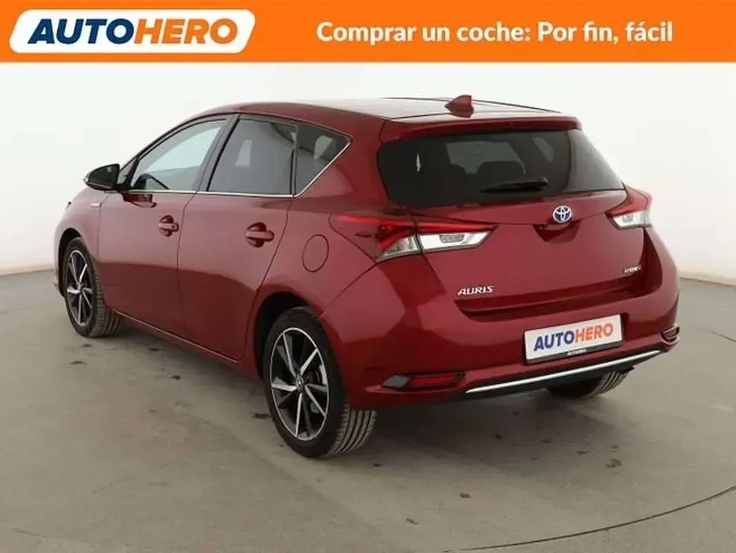 Usado Toyota Auris Hybrid Advance 136 CV (100 kW) 2018 Rojo Utilitario