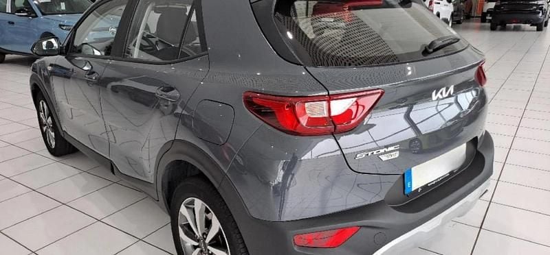Usado Kia Stonic 101 CV (74 kW) 2021 Gris acero SUV