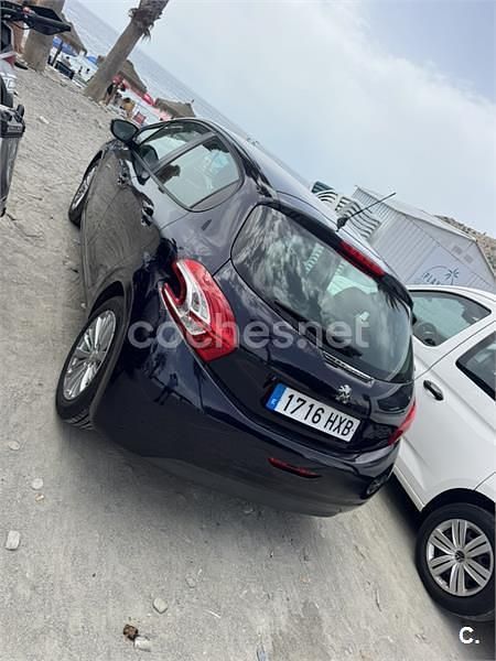 Usado Peugeot 208 Active 82 CV (60 kW) 2014 Negro Utilitario