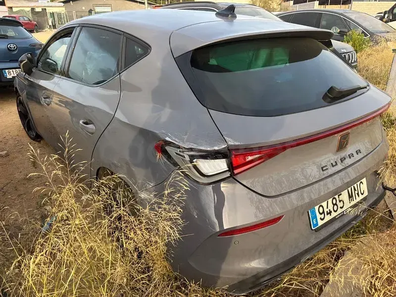 Usado Cupra Leon 150 CV (110 kW) 2024 Gris / plata Berlina