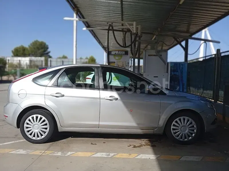 Usado Ford Focus Trend 109 CV (80 kW) 2010 Gris / plata Berlina