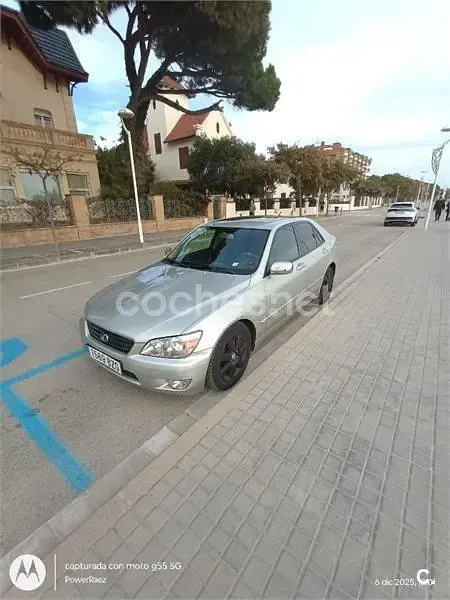 Usado Lexus IS200 155 CV (114 kW) 2002 Gris / plata Berlina