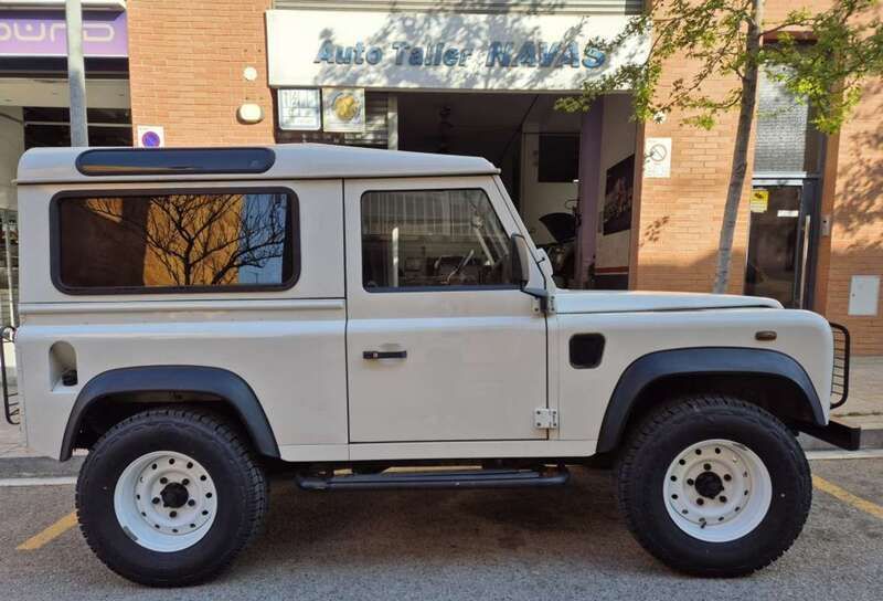 Beige Usado 2005 Land Rover Defender SE SUV | 33.900 € (Precio justo) - Imagen 1/4