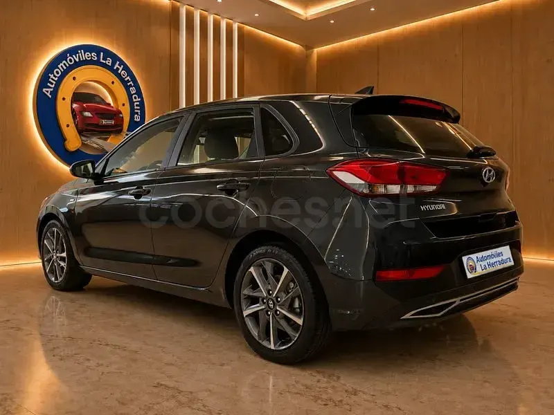 Usado Hyundai i30 N Line 120 CV (88 kW) 2023 Negro Familiar