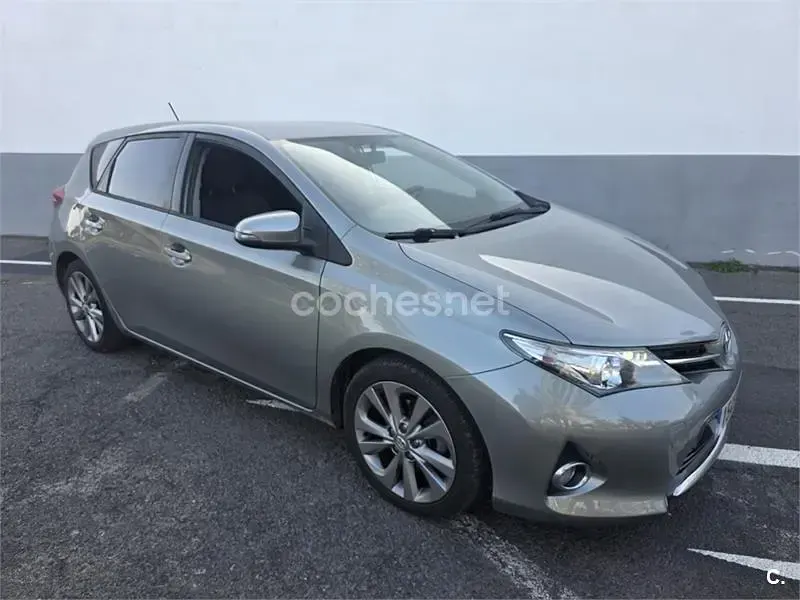 Usado Toyota Auris Hybrid Advance 136 CV (100 kW) 2013 Gris / plata Berlina