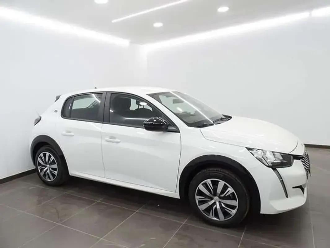 Usado Peugeot e-208 Active 100 kW (136 CV) 2023 Blanco Utilitario