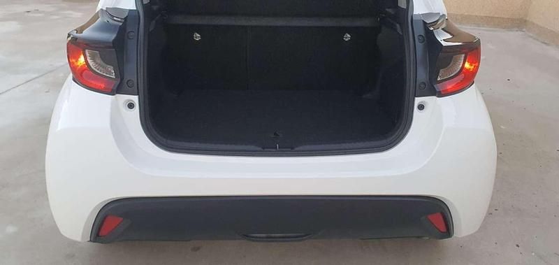 Usado Toyota Yaris Hybrid Active 116 CV (85 kW) 2024 Blanco Utilitario