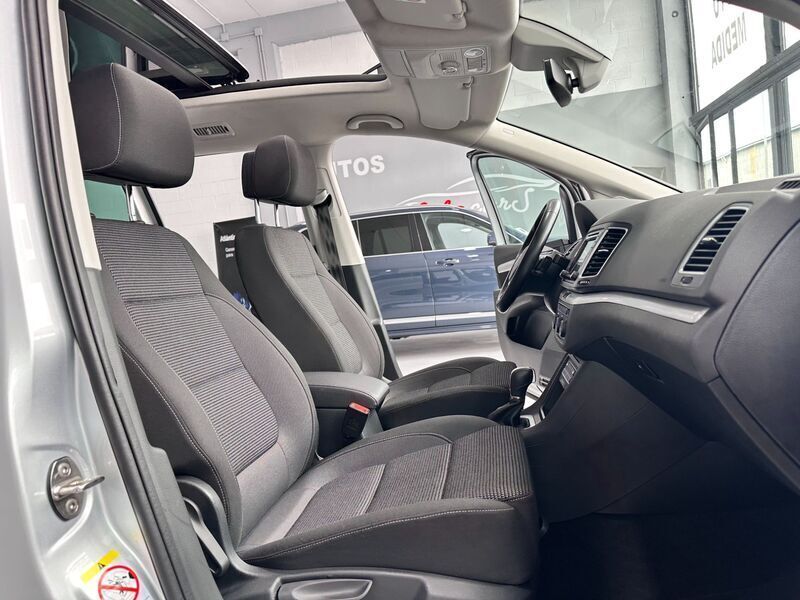 Gris Usado 2021 VW Sharan Advance Monovolumen | 35.800 € (Un poco caro) - Imagen 1/4