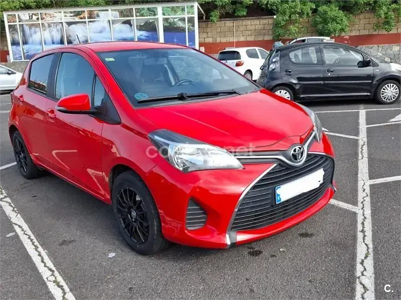 Usado Toyota Yaris Active 99 CV (72 kW) 2016 Rojo Berlina