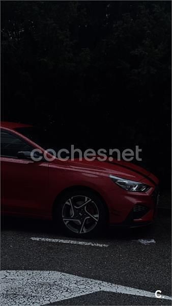 Usado Hyundai i30 N Line 120 CV (88 kW) 2023 Rojo Berlina