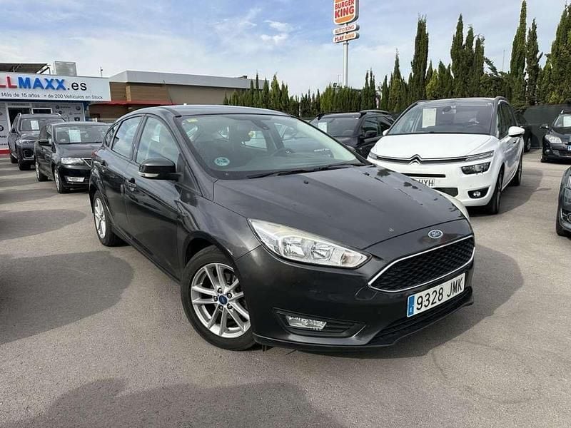 Usado Ford Focus Trend 125 CV (91 kW) 2016 Gris metalico Utilitario