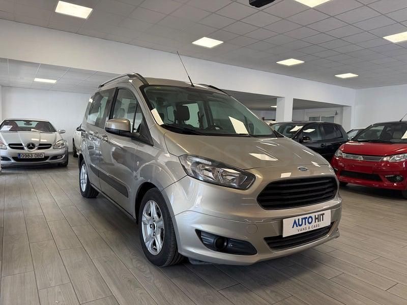 Usado Ford Tourneo Courier Titanium 100 CV (73 kW) 2016 Beige Monovolumen