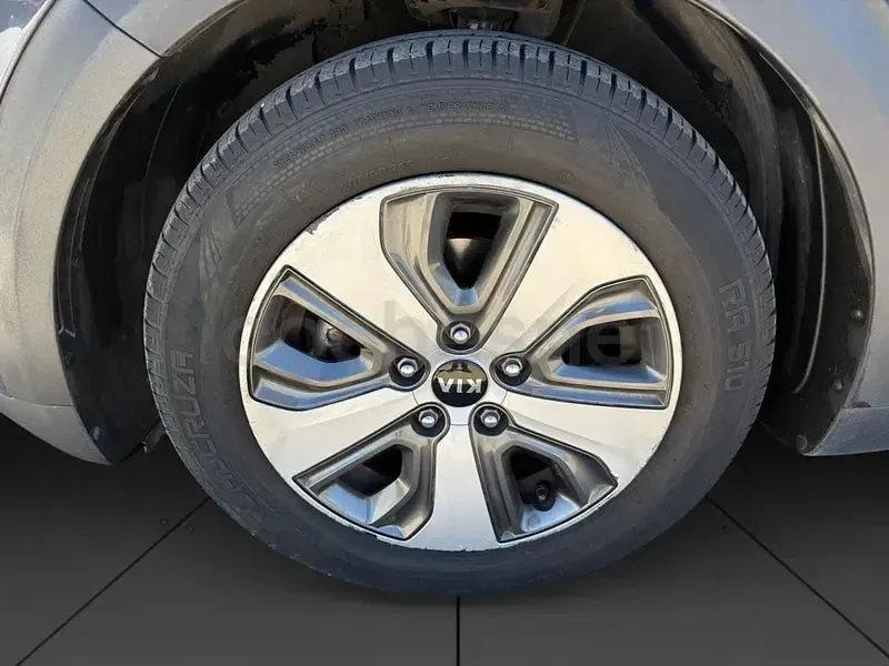 Usado Kia Niro 141 CV (103 kW) 2018 Gris / plata SUV
