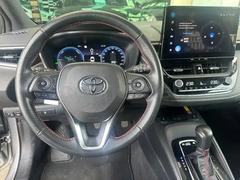 Usado Toyota Corolla 140 CV (102 kW) 2024 Gris / plata Berlina