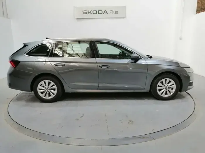 Usado Skoda Octavia Selection 150 CV (110 kW) 2025 Gris Familiar