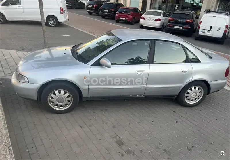 Usado Audi A4 110 CV (80 kW) 1998 Gris / plata Berlina