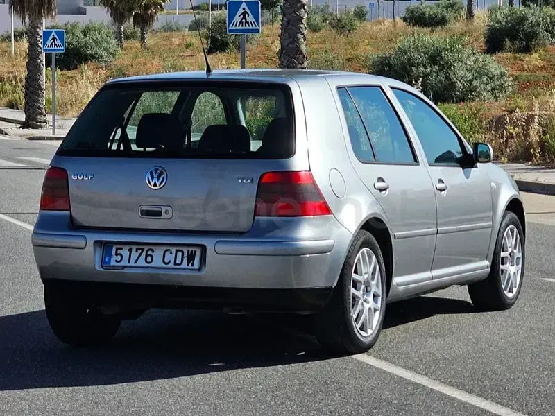 Usado VW Golf IV Highline 105 CV (77 kW) 2003 Gris / plata Berlina