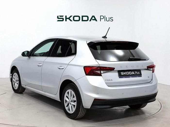 Usado Skoda Fabia Selection 95 CV (69 kW) 2024 Gris plata