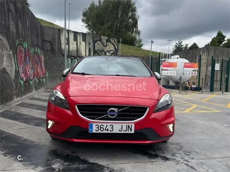 Usado Volvo V40 R-Design Momentum 150 CV (110 kW) 2015 Rojo Berlina