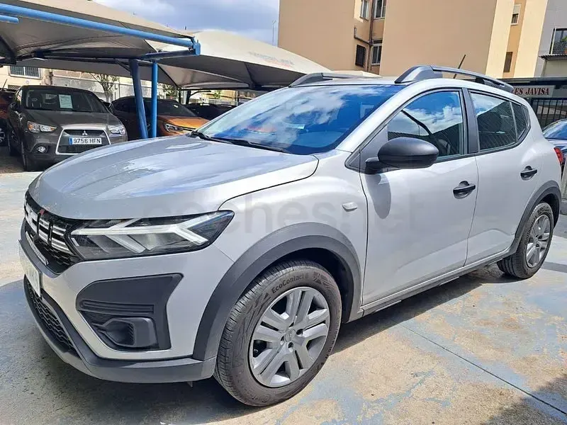 Usado Dacia Sandero Expression 101 CV (74 kW) 2023 Gris / plata Berlina