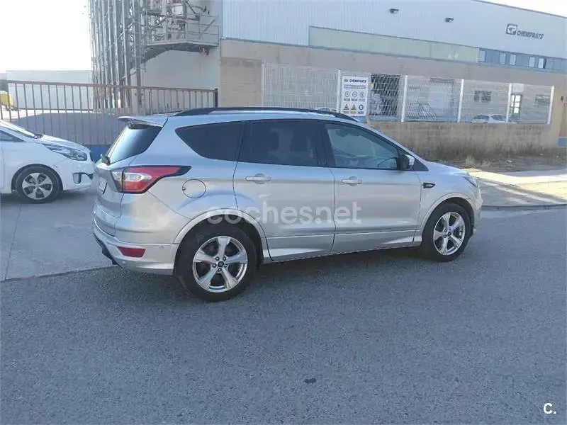 Usado Ford Kuga ST-Line 150 CV (110 kW) 2019 Gris / plata SUV