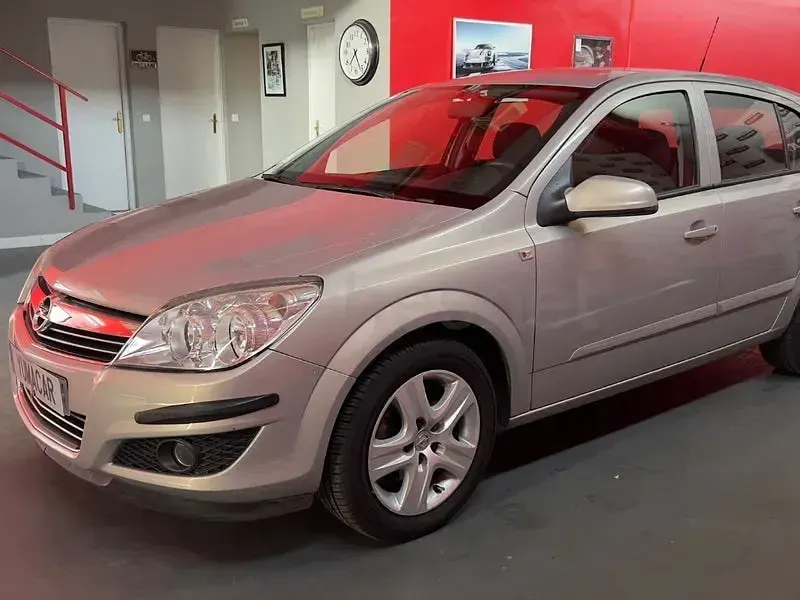 Usado Opel Astra Enjoy 115 CV (84 kW) 2009 Gris / plata Berlina