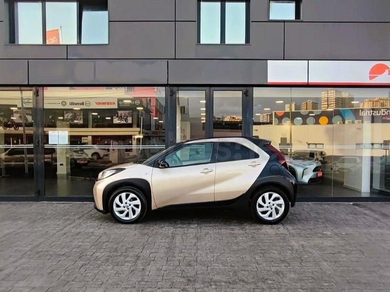 Usado Toyota Aygo X 72 CV (52 kW) 2022 Beige SUV