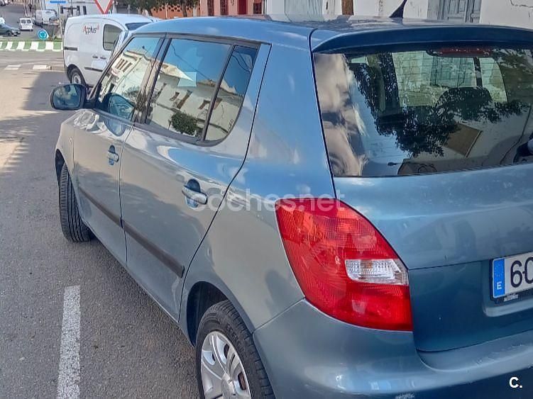 Usado Skoda Fabia 60 CV (44 kW) 2008 Azul Berlina