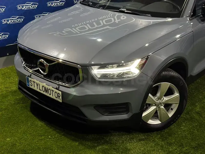 Usado Volvo XC40 Momentum 150 CV (110 kW) 2020 Gris / plata SUV