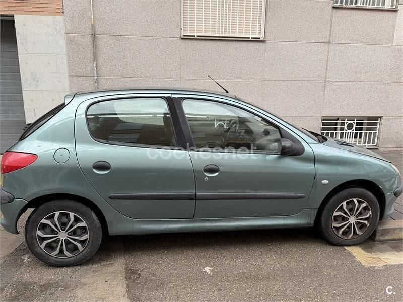 Verde Usado 2001 Peugeot 206 Berlina | 1990 € (Buen precio) - Imagen 1/4