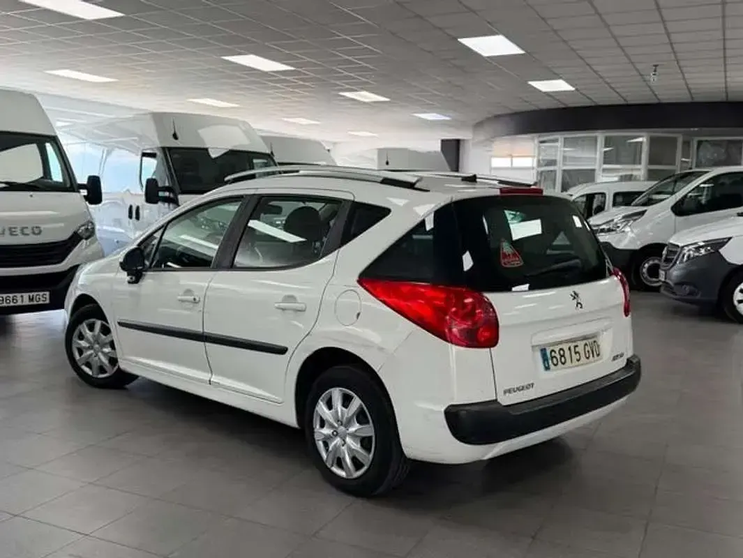 Usado Peugeot 207 90 CV (66 kW) 2010 Blanco Familiar