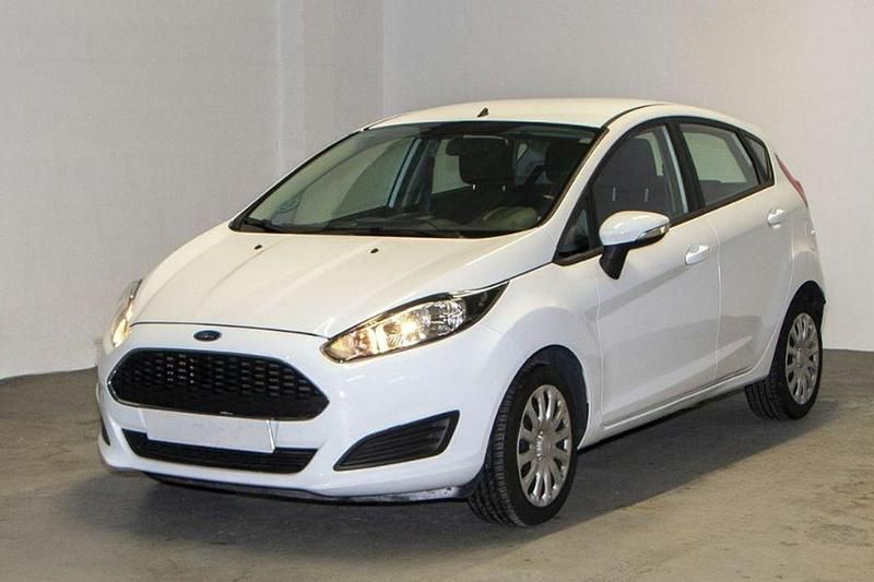 Blanco Usado 2017 Ford Fiesta Trend Utilitario | 9950 € (Un poco caro) - Imagen 1/4